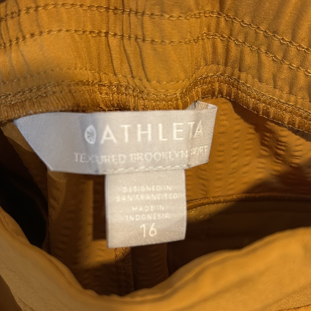 Athleta Textured Brooklyn Shorts Tuscan Gold Size 16 NWT - Picture 3 of 4
